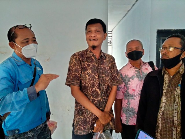 Pengurus KSPSI Kota Cirebon walkout saat rapat pembahasan UMK.(Juan)