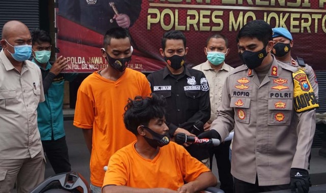 Bapak dan Anak Rampok Sejoli di Mojokerto: Rampas Motor, Minta Korban Telanjang
