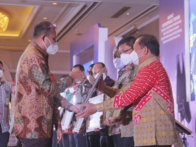 Kakanwil Kemenkumaham Sulsel Harun Sulianto menerima piagam penghargaan yang diserahkan oleh Wakil Menteri Hukum dan HAM Prof. Edward O. S. Hiariej, pada rakornis kekayaan intelektual. (Dok, Humas Kanwil Sulsel) 