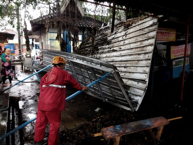 Atap parkiran roda dua di Plaza Batu ambruk akibat intensitas hujan tinggi yang terjadi Selasa (23/11/2021). Foto: Pusdalops BPBD Kota Batu