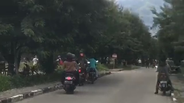 Suasana Mahasiswa Teknik Sipil dan Mesin Untad Palu Tawuran di Kampus, Selasa sore (23/11). Foto: Istimewa