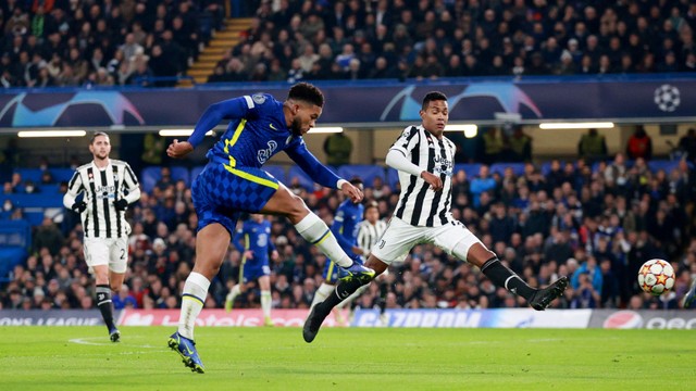 Pemain Chelsea Reece James menendang bola ke arah gawang Juventus  pada pertandingan grup H Liga Champions di Stamford Bridge, London, Inggris.  Foto: Hannah McKay/REUTERS