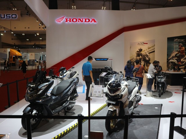 Booth Astra Honda Motor (AHM) di GIIAS 2021. Foto: Ghulam Muhammad Nayazri / kumparanOTO