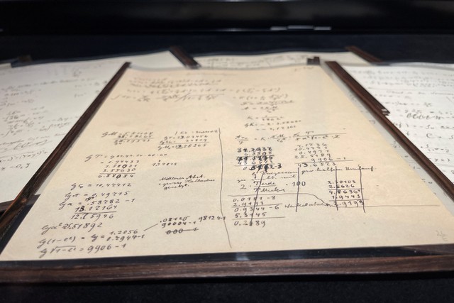 Sebuah halaman manuskrip Einstein-Besso, sebuah naskah kerja 54 halaman yang ditulis bersama oleh Albert Einstein dan Michele Besso dipajang di lelang Christie. rumah di Paris, Prancis. Foto: Antony Paone/REUTERS