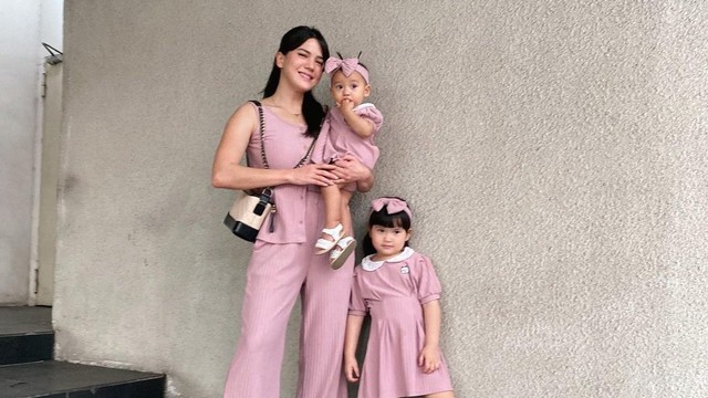 Alice Norin dan anak-anaknya tampil kompak dengan pakaian senada Foto: Instagram/@alicenorin