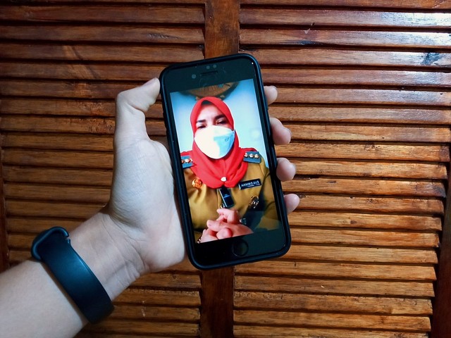 Wali Kota Bandar Lampung, Eva Dwiana, saat live Instagram tanggapi keluhan warga, Selasa (23/11/2021) | Foto: Roza Hariqo/Lampung Geh