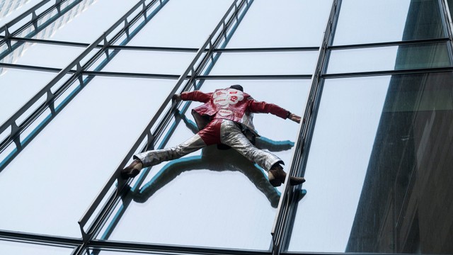 Pendaki perkotaan Prancis Alain Robert, yang dikenal sebagai 'Spiderman Prancis', memanjat gedung Skyper setinggi 153,8 m di Frankfurt am Main, Jerman barat. Foto: THOMAS LOHNES/AFP