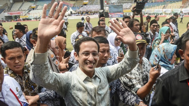 Mendikbud Nadiem Makarim menghadiri puncak peringatan HUT Ke-74 Persatuan Guru Republik Indonesia (PGRI) di Stadion Wibawa Mukti, Cikarang. Foto: ANTARA FOTO/Fakhri Hermansyah