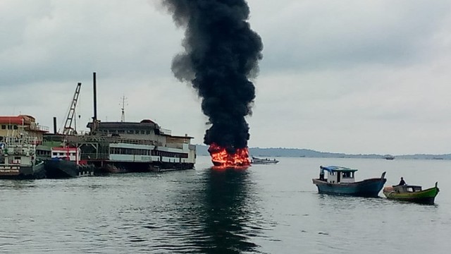 Kapal pengangkut minyak terbakar di dermaga Sei Buluh, Singkep Barat Kabupaten Lingga, Rabu (24/11). Foto: Ist/kepripedia.com.