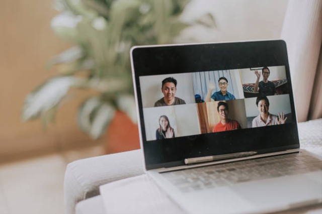 Ilustrasi tampilan Zoom Meeting di laptop. Foto: iStock