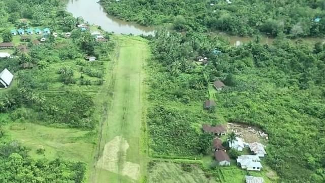Lapangan terbang Distrik Suru-suru, Kabupaten Yahukimo. (BumiPapua.com/Abdel Syah) 