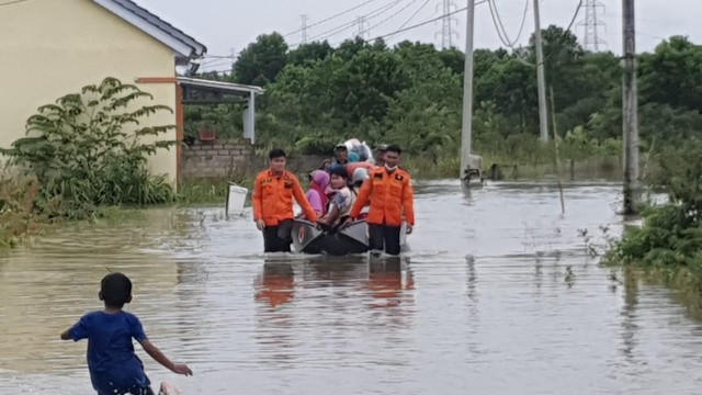 Proses evakuasi warga yang terdampak banjir di Pangkalpinang.