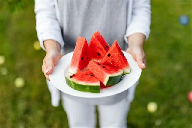 Buah semangka adalah buah dari tanaman merambat yang berasal dari Afrika. Foto: Pexels.com