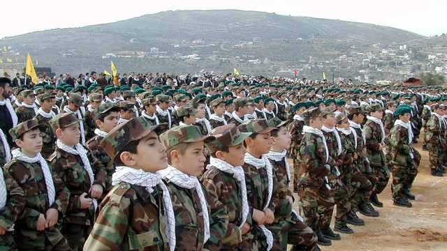 Stok foto: Pendukung muda kelompok fundamentalis Syiah Lebanon Hizbullah berbaris di sepanjang sisi perbatasan Lebanon di Gerbang Fatima di desa Kfar Kila Lebanon selatan selama demonstrasi 14 Desember 2001. Foto: ALI DIYA