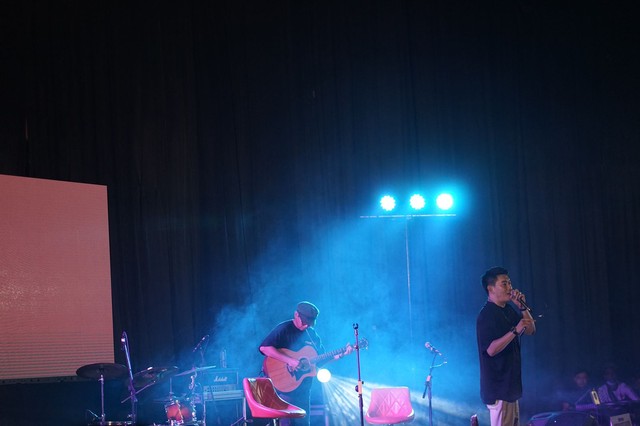 Ifan Seventeen saat tampil di konser amal Pontianak Peduli. Foto: Banyu Susanto/Hi!Pontianak