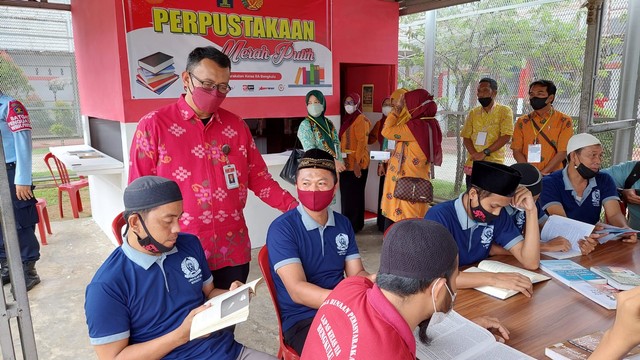 Direktur Sosialisasi dan Komunikasi BPIP, M. Akbar Hadiprabowo saat mengunjungi perpustakaan Merah Putih di Lapas Klas IIA Bengkulu (Kamis, 18/11)