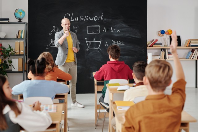 Ilustrasi Proses Belajar Mengajar di Sekolah. Foto: Pexels.com