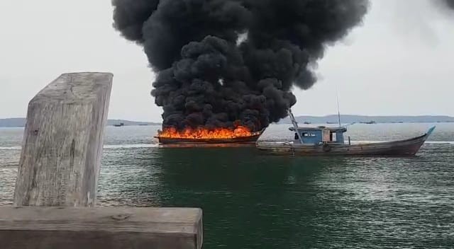 Kapal kayu pengangkut minyak di Sungai Buluh, Lingga yang terbakar. Foto: Ist/kepripedia.com.