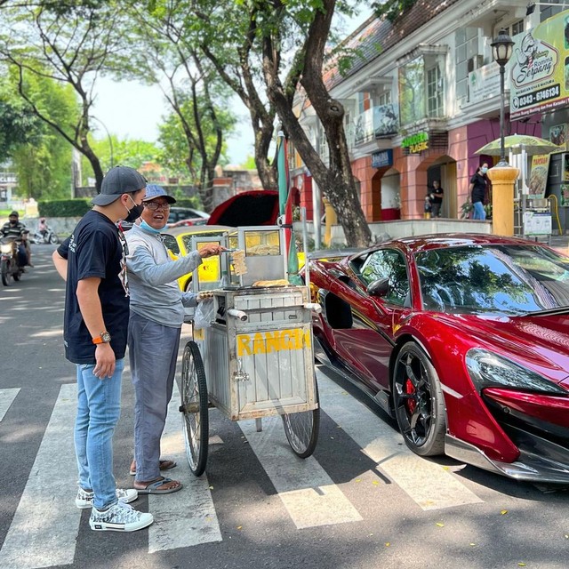 Crazy Rich Surabaya jajan kue rangi pakai mobil mewah Rp 3,4 miliar (Sumber: Instagram @andreasstanley)