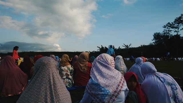 Pelaksanaan salat ied dengan tenang tanpa ada kericuhan. Sumber: dokumen pribadi