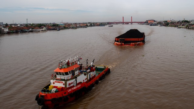 Sebuah kapal tongkang pengangkut batu bara melintas di Sungai Musi, Palembang, Sumatera Selatan, Rabu (24/11/2021). Foto: Nova Wahyudi/ANTARA FOTO