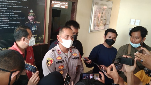 Kapolsek Teluk Betung Selatan Kompol Hari Budianto saat diwawancarai awak media massa. | Foto: Ist