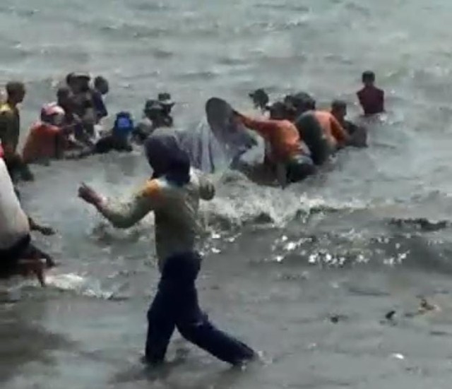 Sejumlah nelayan pantai Sukaraja Bandar Lampung membantu membebaskan Ikan Hiu Tutul yang tersangkut jaring nelayan. | Foto: Ist