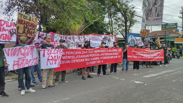 Aksi diam dilakukan eks napi di depan Kantor Kemenkumham DIY, buntut kasus dugaan penyiksaan oleh petugas di Lapas Pakem, Sleman, DIY, Rabu (24/11). Foto: Arfiansyah Panji Purnandaru/kumparan