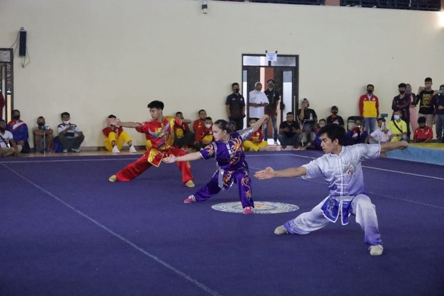 Tampak sejumlah atlet saat menampilkan keahlian dalam cabang olahraga wushu di Kabupaten Kuningan, Jawa Barat. (Andri)