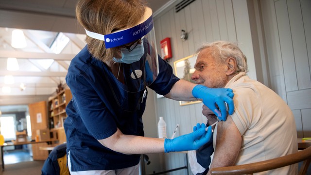 Petugas medis menyuntikan vaksin COVID-19 kepada lansia, di Sollentuna, utara Stockholm, Swedia. Foto: Fredrik Sandberg/TT News Agency/via REUTERS