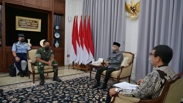 Panglima TNI Jenderal Andika Perkasa menemui Wakil Presiden Ma'ruf Amin di kediaman dinas Wapres, Jakarta, Rabu (24/11). Foto: KIP