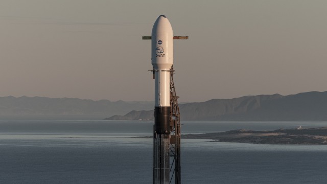 Roket SpaceX Falcon 9 membawa pesawat DART untuk jalankan misi NASA tabrak asteroid. Foto: Dok. SpaceX