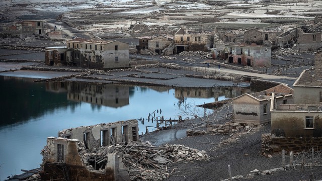 Reruntuhan bekas desa Aceredo yang terendam, muncul dari pembangkit listrik tenaga air waduk Lindoso, dekat Lobios, provinsi Ourense, barat laut Spanyol, Senin (22/11). Foto: MIGUEL RIOPA/AFP
