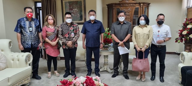 Pertemuan antara panitia pameran kesehatan North Sulawesi Hospital and Medical Expo 21 dengan Gubernur Sulut, Olly Dondokambey