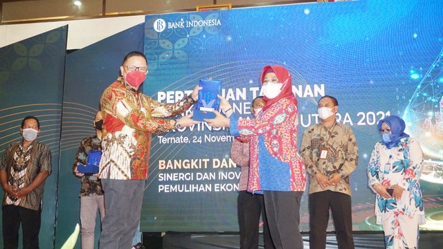 Pemberian penghargaan saat Pertemuan Tahunan Bank Indonesia Provinsi Maluku Utara 2021. Foto: istimewa