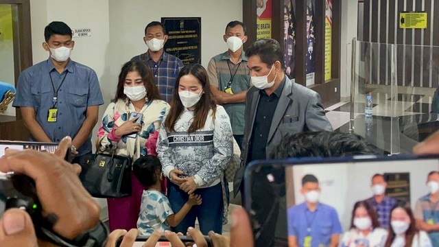 Anggiat Pemaki Ibu Arteria Dahlan: Disebut Istri Brigjen Zamroni; Mengaku Sepupu (25455)