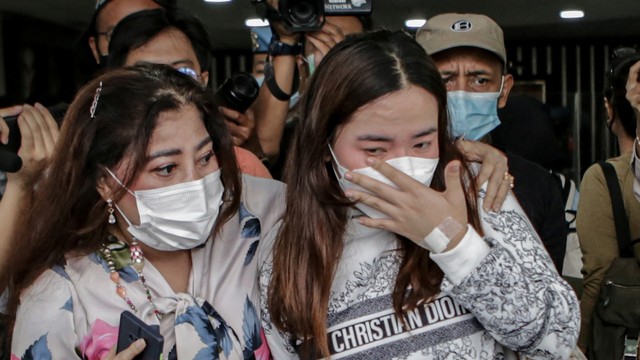 Anggiat Pasaribu (kanan) usai memberikan keterangan pers seusai menjalani pemeriksaan di Polresta Bandara Soekarno Hatta, Tangerang, Banten, Rabu (24/11/2021). Foto: Fauzan/ANTARA FOTO