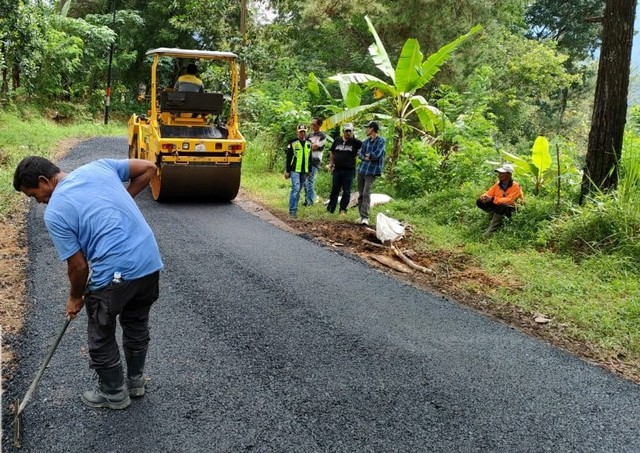 Pemerintah Kabupaten Kuningan, Jawa Barat, tengah memperbaiki akses jalan di pedesaan yang mengalami kerusakan. (Andri)