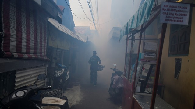 Petugas fogging kecamatan Pancoran melakukan pengasapan di kawasan Rawajati, Jakarta, Rabu (24/11/2021). Foto: Galih Pradipta/ANTARA FOTO