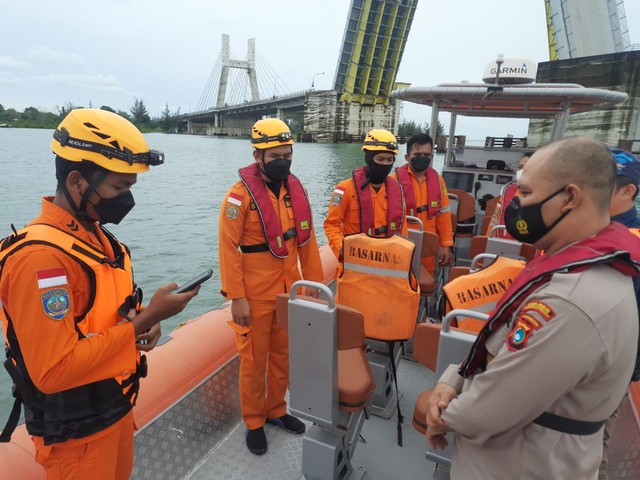 Tim SAR gabungan lakukan pencarian terhadap kapal nelayan yang dikabarkan alami kecelakaan di laut Bangka.