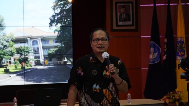 Prof. Yazid Basthomi menyampaikan materi penutup di sesi luring di FS UM.dok