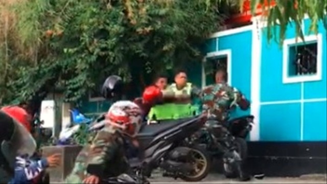 Dua oknum anggota Polisi Lalulintas Polresta Pulau Ambon adu jotos dengan salah satu oknum TNI. Foto: Dok. Istimewa
