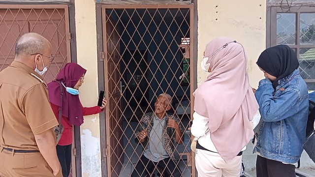 Sudirman (60) berada di kamar yang disiapkan Dinsos Kota Jambi. (Foto: Jambikita)