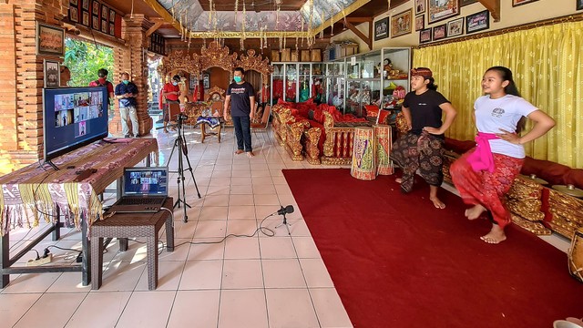 Kegiatan dan pelatihan pada rangkaian acara Beasiswa Seni Budaya Indonesia (BSBI) Virtual 2021 yang diselenggarakan oleh Kemlu RI. Foto: Kemlu RI