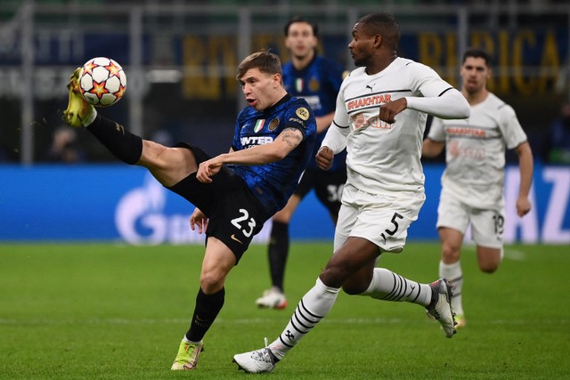 Pemain Inter Milan Nicolo Barella berusaha melewati pemain Shakhtar Donetsk pada pertandingan Grup D Liga Champions di  San Siro, Milan, Italia. Foto: Marco BERTORELLO / AFP