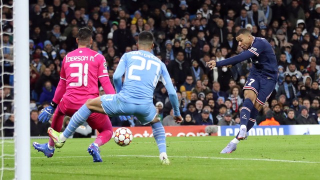 Pemain Paris Saint-Germain Kylian Mbappe mencetak gol ke gawang Manchester City pada pertandingan Grup A Liga Champions di Etihad Stadium, Manchester, Inggris.
 Foto: Carl Recine/REUTERS