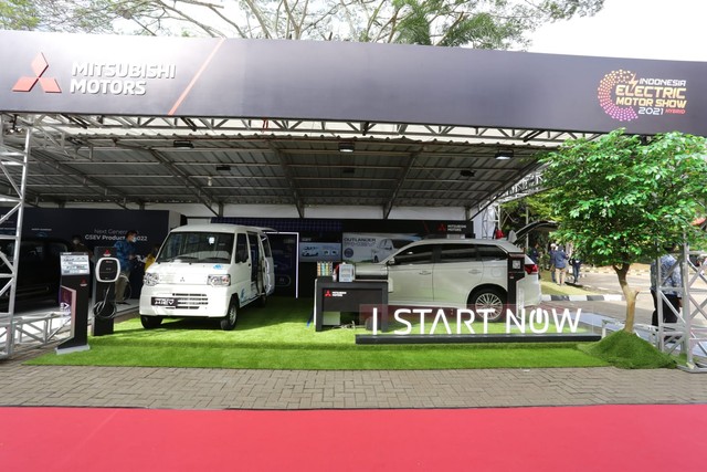 Mitsubishi hadirkan jajaran mobil listrik di IEMS 2021, ada Minicab MiEV dan Outlander PHEV.  Foto: dok. MMKSI