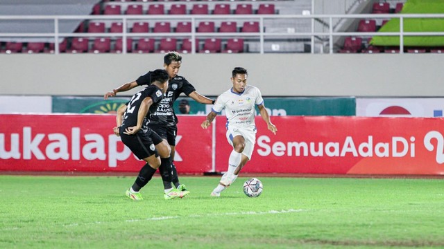 Pertandingan PSIM melawan AHHA PS Pati di Stadion Manahan Solo, Rabu malam (24/11/2021).