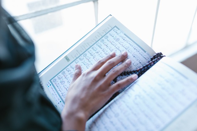 Ilustrasi membaca Alquran. Foto: Pexels