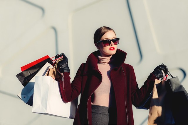 Konsumen adalah orang yang memakai barang dan jasa. Foto: Unsplash